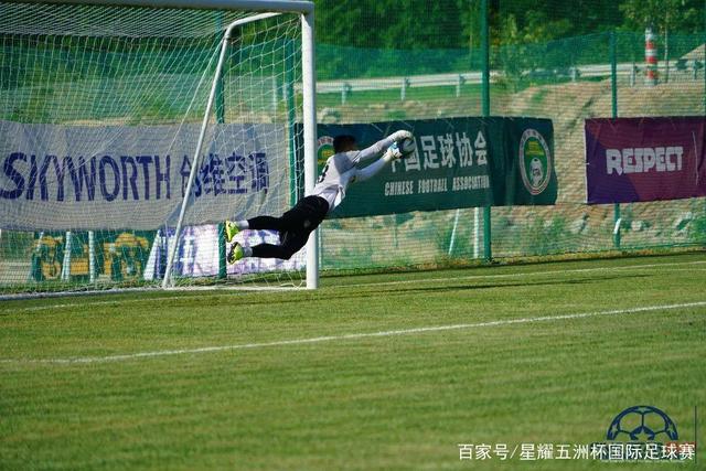 亚马尔与19岁女网红购物被偷拍 她有140多万粉丝